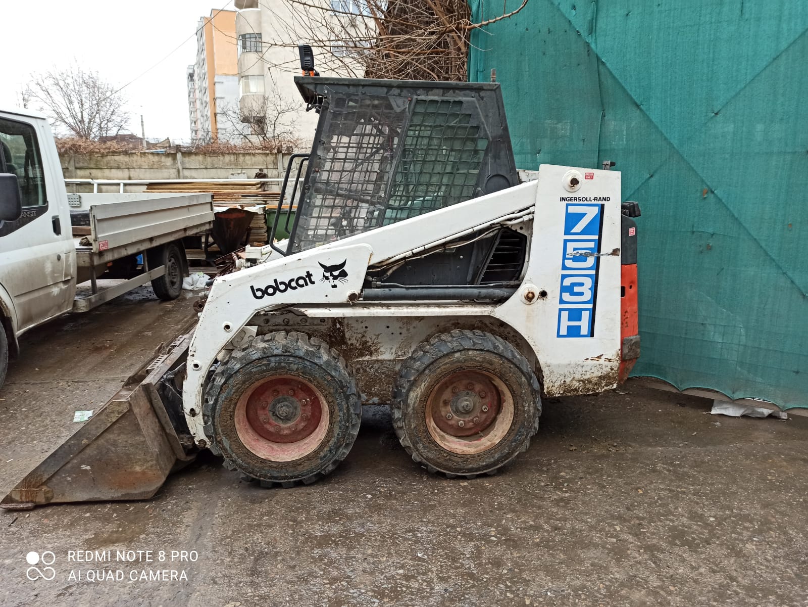 Elisa Tril Construct vă pune la dispoziție servicii profesionale de închiriere Bobcat cu accesorii variate pentru a satisface diversele nevoi ale proiectelor dvs. de construcție, amenajare peisagistică sau lucrări de întreținere. Cu un tarif avantajos , vă oferim acces la un echipament versatil și eficient. Caracteristici Principale ale Echipamentului: Model Bobcat: 753H Accesorii Incluse: Braț de excavare Picon Burghiu Betonieră Lamă de zăpadă Perie de asfalt Detalii despre Servicii: Durată de Închiriere: Disponibil atât pentru termen scurt, cât și pentru termen lung. Transport: Opțiuni de livrare și preluare disponibile la cerere (costuri suplimentare ).